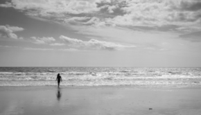 Femme qui marche face à la mer © Yann Kerveno