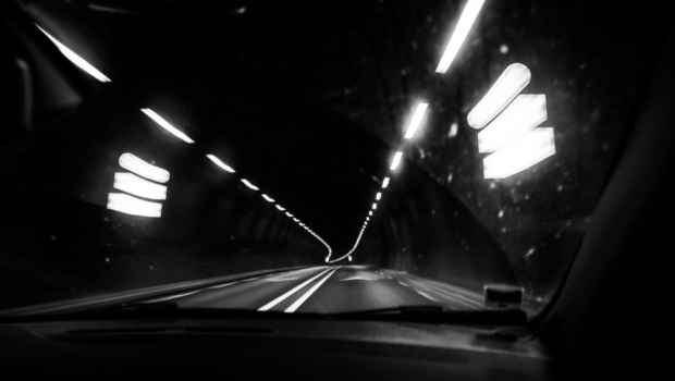 Voiture dans un tunnel_credit Yann Kerveno